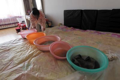 滨海楼上漏水，住户失联，小区没物管，业主维权难！律师来支招……